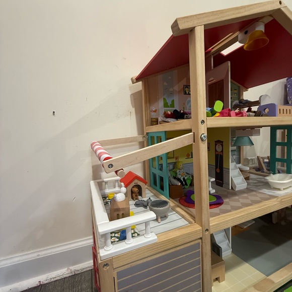 • Hape Toys • Kids Mansion Family Doll House with Family Set - Picture 4 of 6